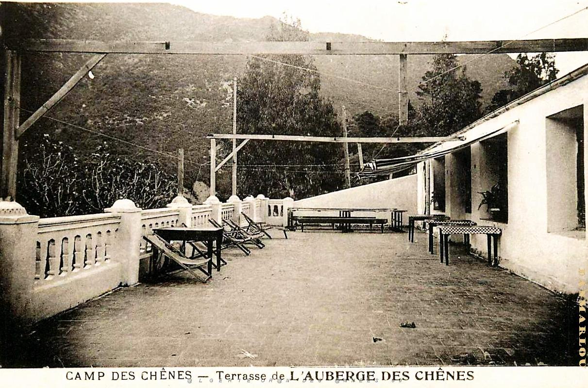 Camp des Chenes - Auberge - Terrasse.jpg